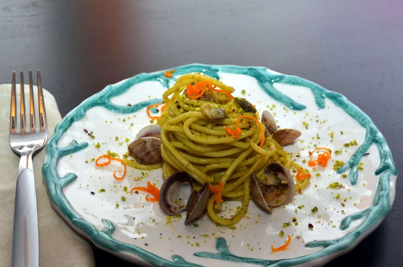 Spaghetti alle vongole appena serviti